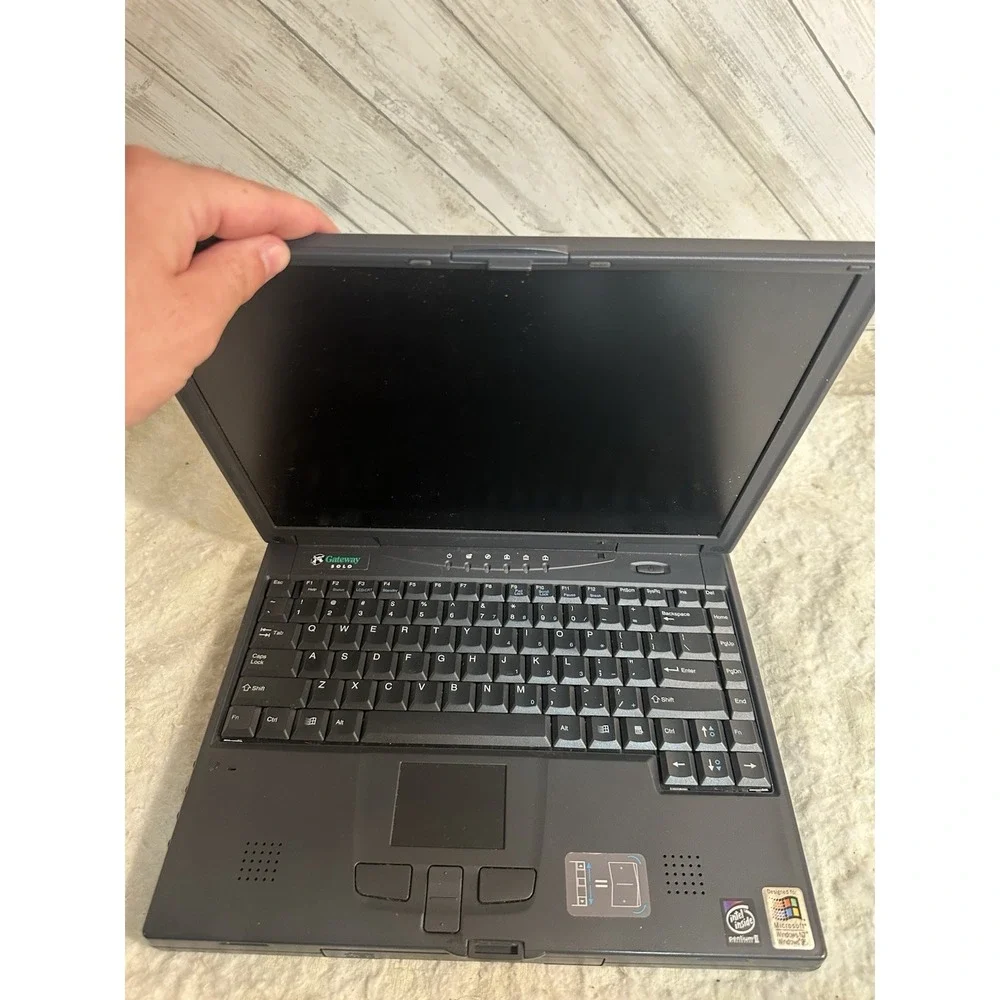 Vintage Gateway Solo 5150 Series Laptop Powers ON AS IS NEEDS NEW HARD DRIVE